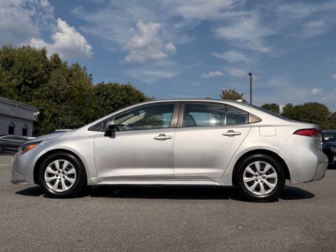 Used 2021 Toyota Corolla LE FWD image 2