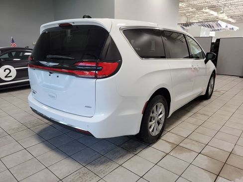 New 2026 Chrysler Pacifica Select image 7