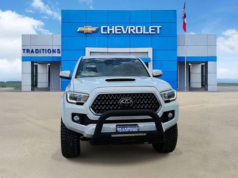 Used 2018 Toyota Tacoma TRD Sport w/ TRD Premium Sport Package image 4