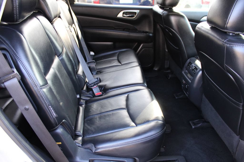 Used 2020 Nissan Pathfinder SL FWD image 15