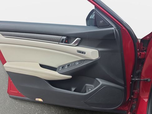 Used 2018 Honda Accord Touring image 25