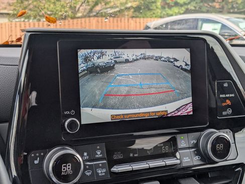 Used 2023 Toyota Highlander XLE image 14