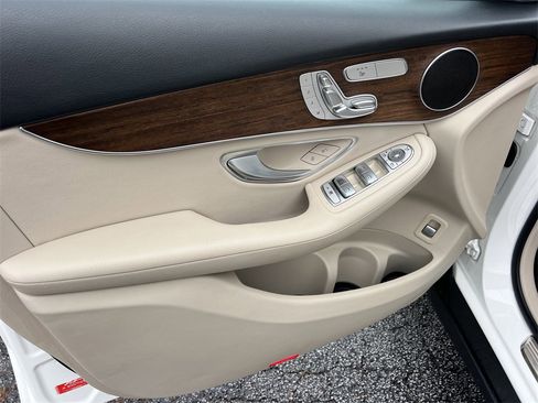 Used 2022 Mercedes-Benz GLC 300 4MATIC image 8