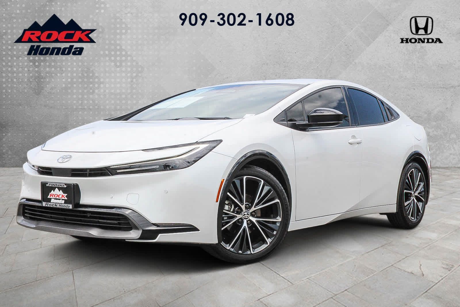 Used 2024 Toyota Prius XLE FWD image 1