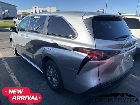 Used 2024 Toyota Sienna LE FWD image 8
