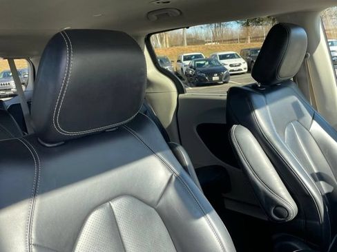 Used 2023 Chrysler Pacifica Touring-L FWD image 29