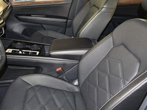 Used 2025 Volkswagen Atlas SE image 36