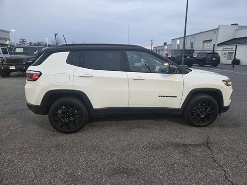 Used 2024 Jeep Compass Latitude w/ Sun and Sound Group image 29