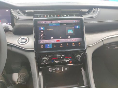 Used 2023 Jeep Grand Cherokee Limited image 20