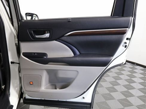 Used 2015 Toyota Highlander Limited image 23