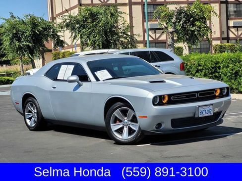 Used 2019 Dodge Challenger SXT w/ Driver Convenience Group RWD image 2