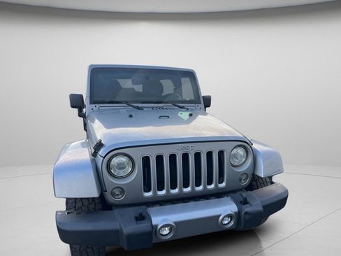 Used 2018 Jeep Wrangler Unlimited Sahara AWD/4WD image 4