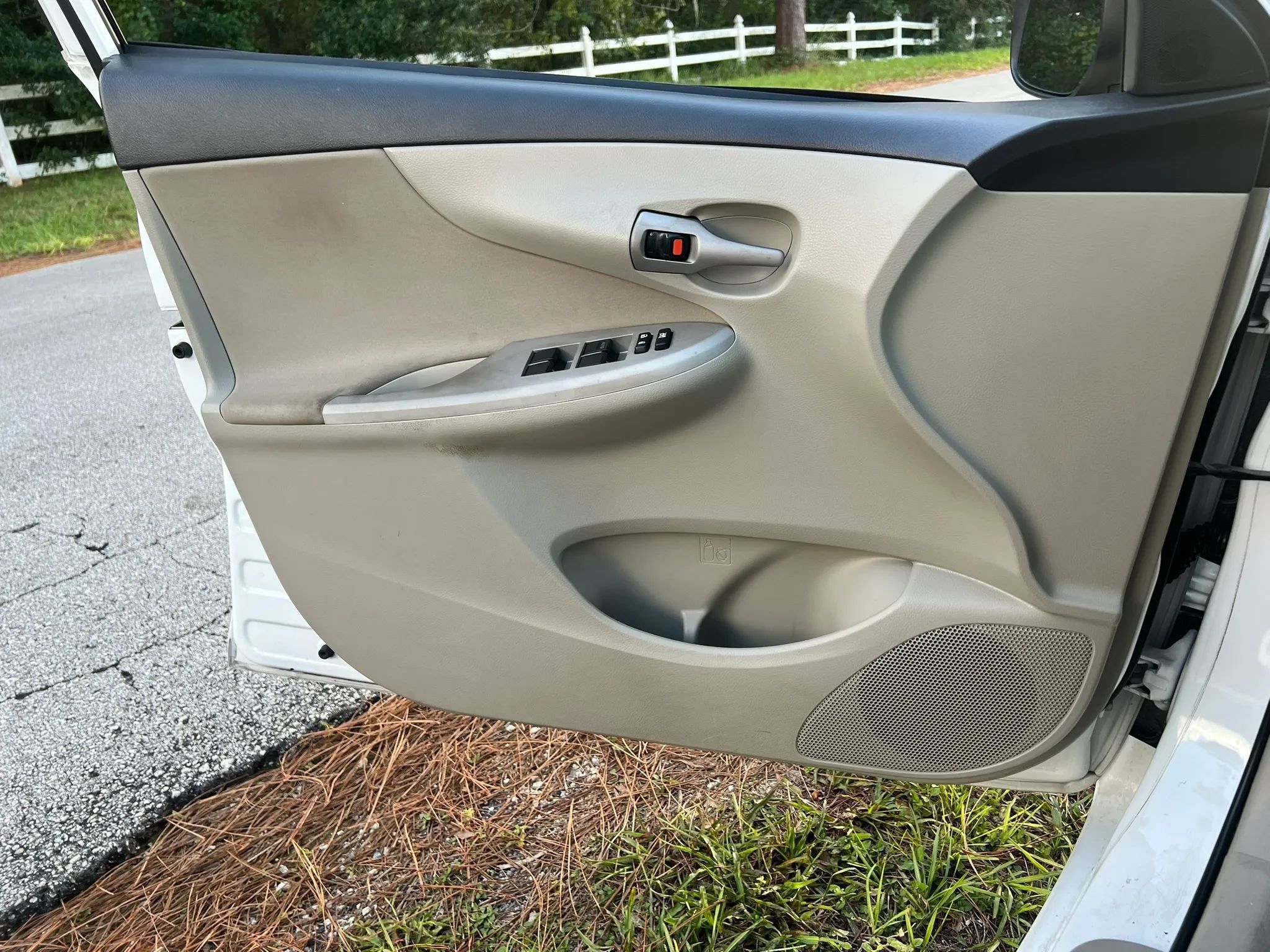 Used 2011 Toyota Corolla LE FWD image 5
