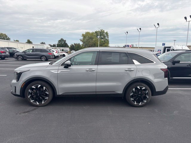 Used 2025 Kia Sorento EX w/ Panoramic Sunroof Package FWD image 4