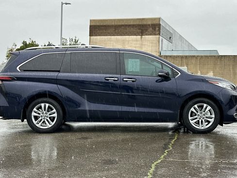 Used 2022 Toyota Sienna Limited image 6