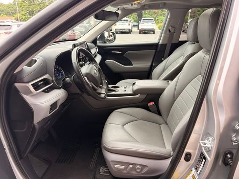 Used 2023 Toyota Highlander XLE AWD/4WD image 10