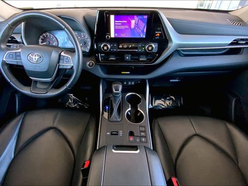 Used 2024 Toyota Highlander XLE FWD image 28