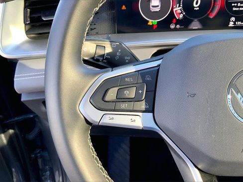 Certified 2025 Volkswagen Tiguan SE image 18