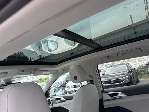 Used 2025 Volkswagen Taos SE image 19