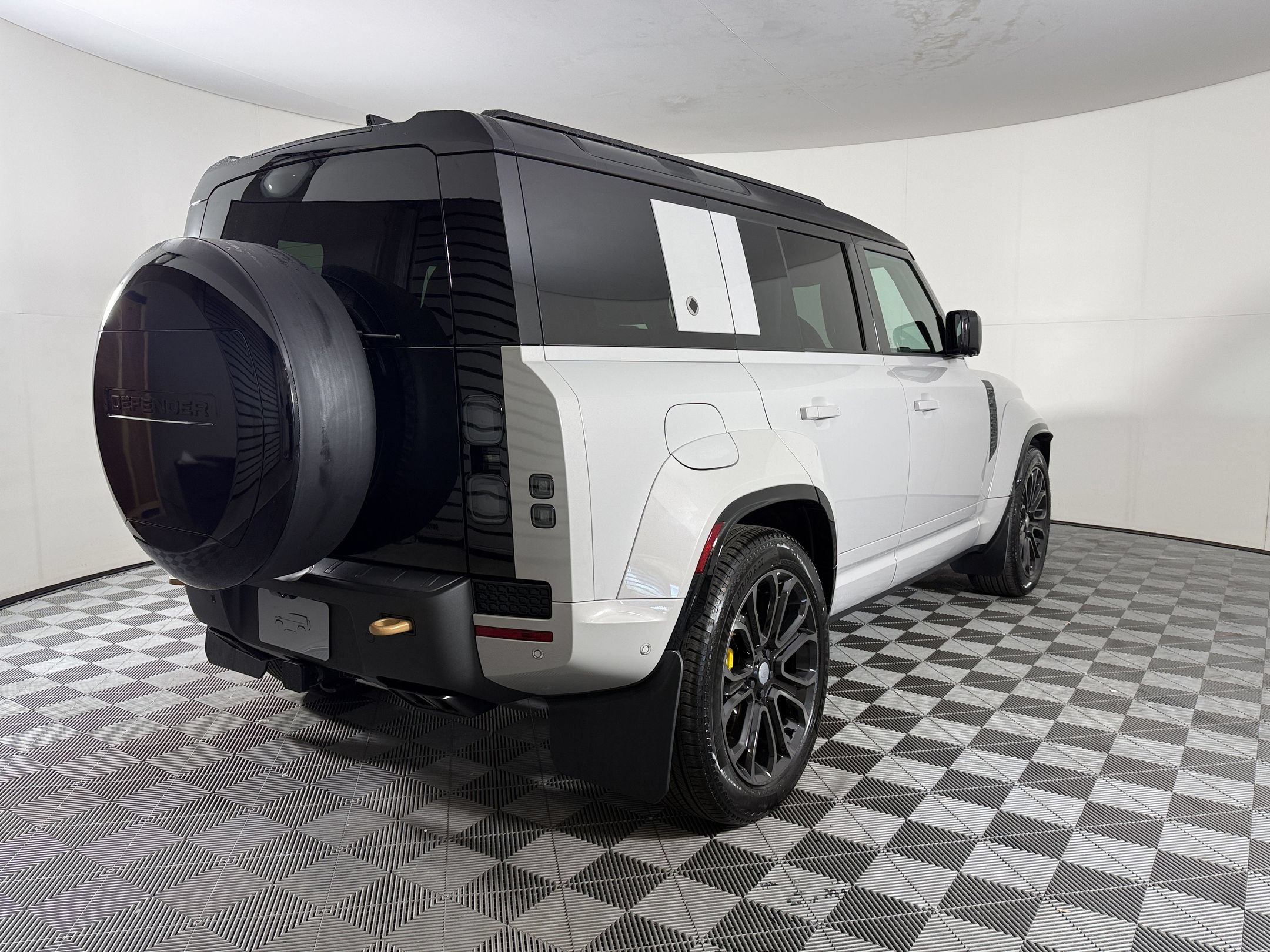 New 2026 Land Rover Defender 110 OCTA AWD/4WD image 9