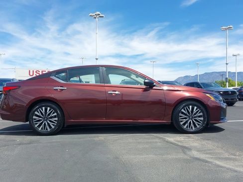 Used 2024 Nissan Altima 2.5 SV FWD image 2