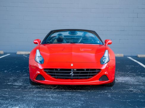Used 2015 Ferrari California T image 13