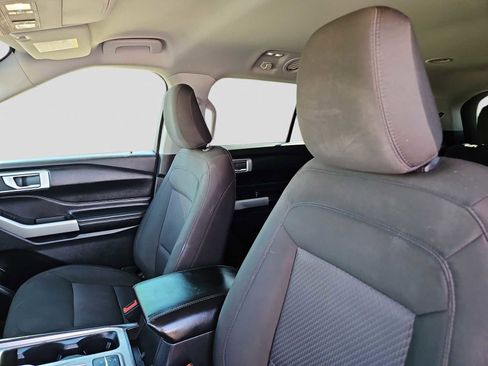 Used 2022 Ford Explorer XLT image 18