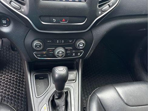 Used 2020 Jeep Cherokee Latitude Plus w/ Cold Weather Group FWD image 19
