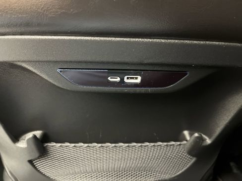 Used 2025 Chrysler Pacifica Select image 11
