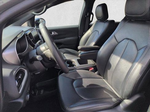 Used 2025 Chrysler Pacifica Select image 10