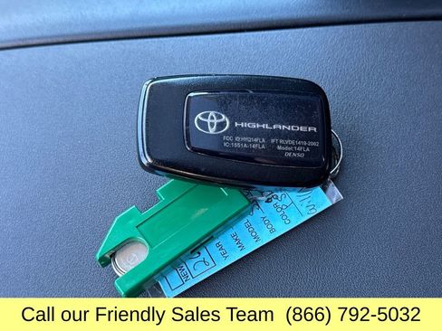Certified 2023 Toyota Highlander XLE image 32