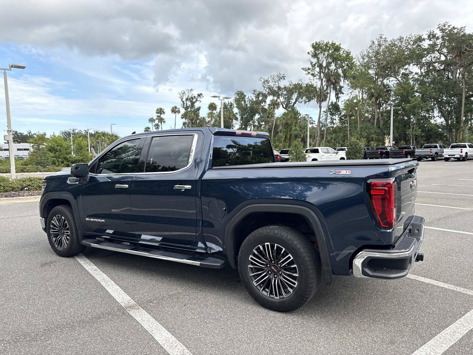 Used 2023 GMC Sierra 1500 SLT w/ SLT Premium Package AWD/4WD image 5