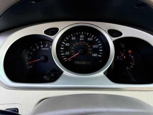 Used 2005 Toyota Highlander 2WD w/ 3rd Row image 21