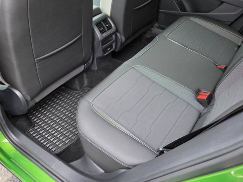 Certified 2025 Volkswagen Taos SE w/ Panoramic Sunroof Package FWD image 40