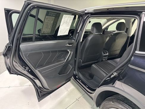 Used 2023 Volkswagen Tiguan SE w/ Panoramic Sunroof Package image 24