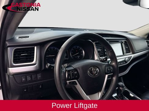 Used 2019 Toyota Highlander XLE FWD image 11