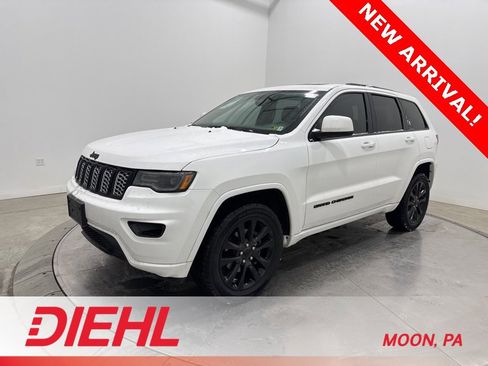 Used 2020 Jeep Grand Cherokee Altitude image 3