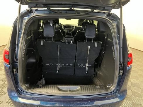Certified 2025 Chrysler Pacifica Limited FWD image 10