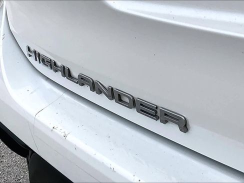 Used 2021 Toyota Highlander LE image 10