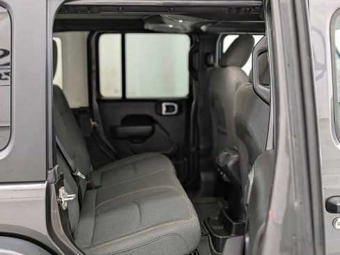 Used 2024 Jeep Wrangler Unlimited image 17