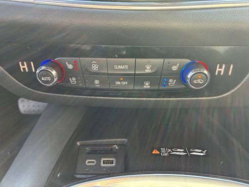 Used 2024 Buick Enclave Premium image 9