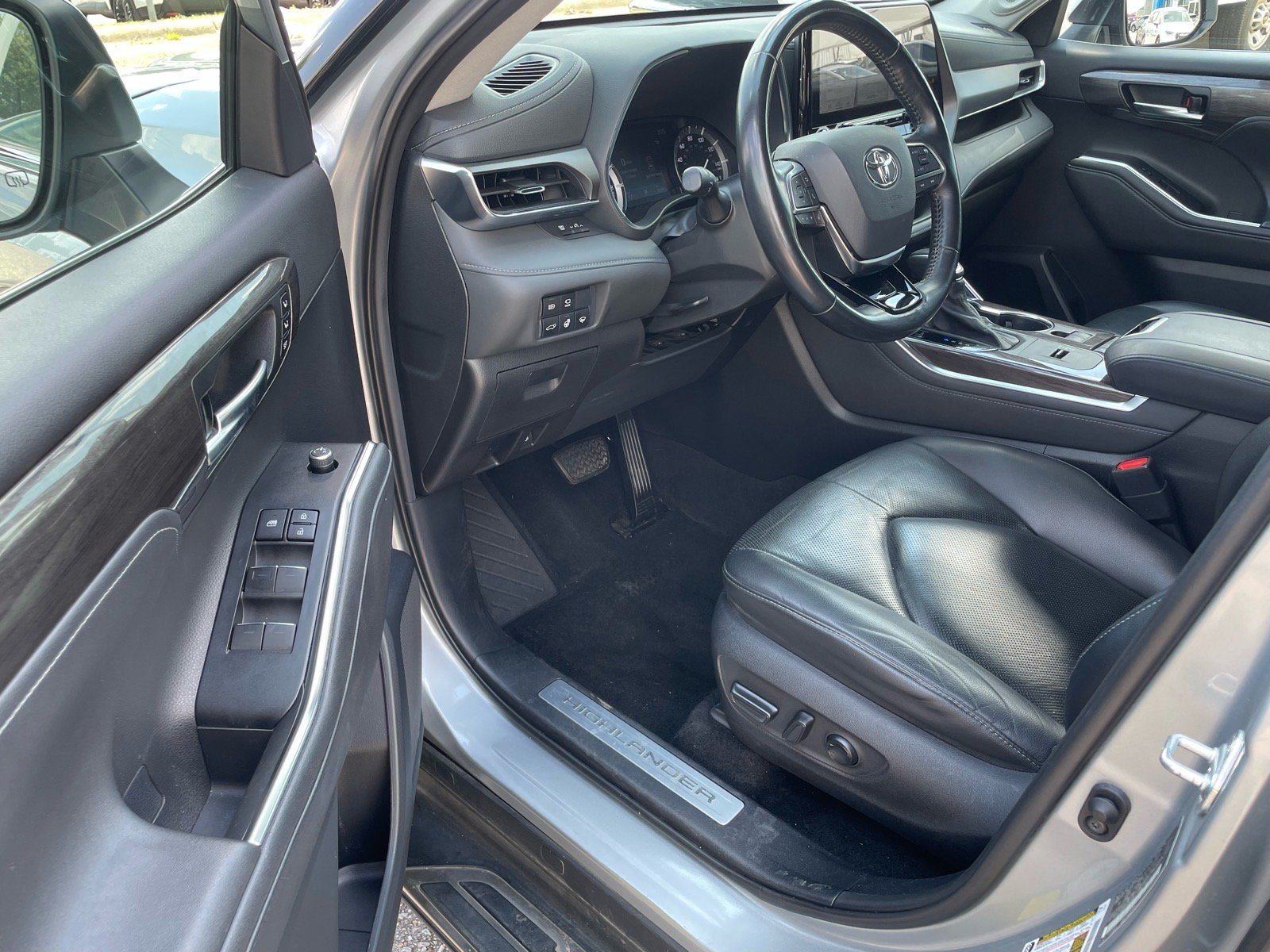 Used 2020 Toyota Highlander Limited FWD image 4