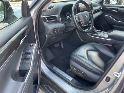 Used 2020 Toyota Highlander Limited FWD image 4