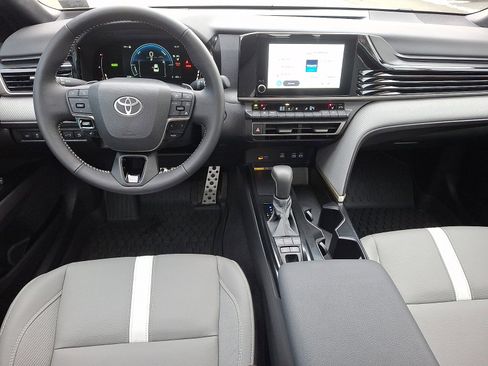 Used 2025 Toyota Camry SE image 11