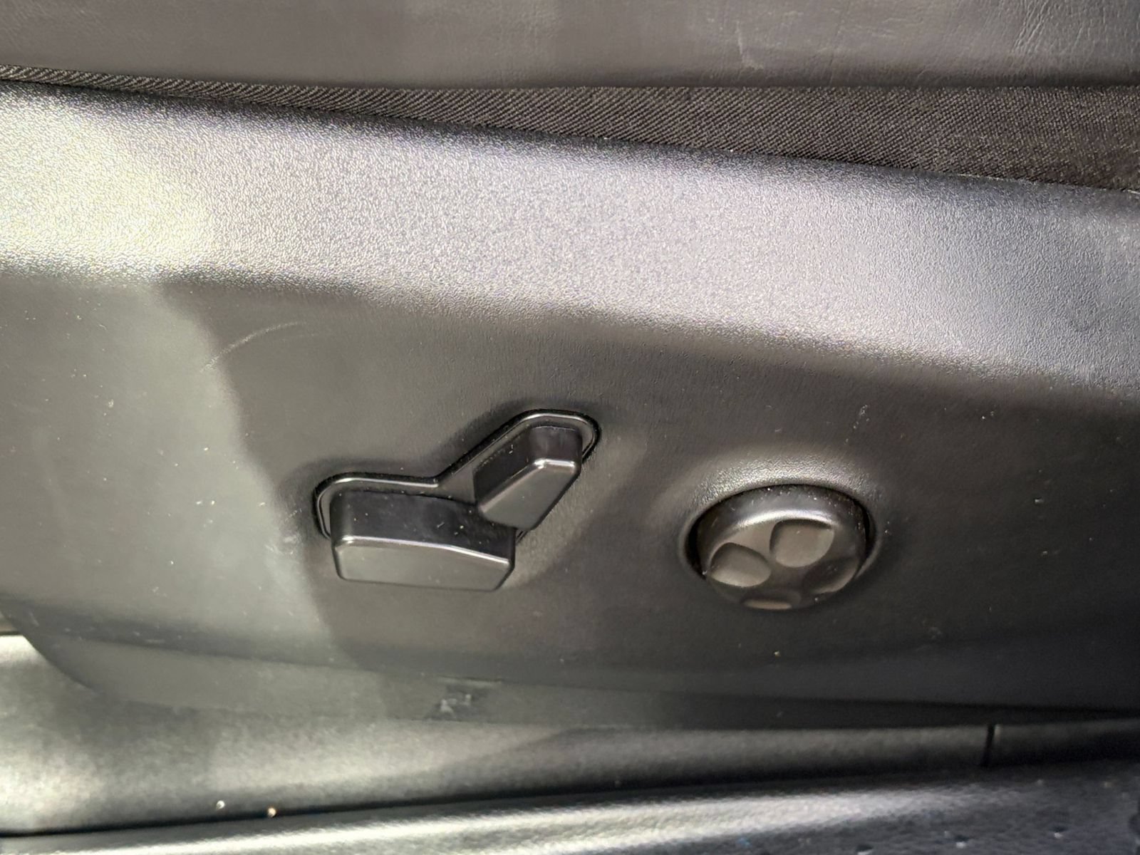 Used 2025 Chrysler Pacifica Limited FWD image 24