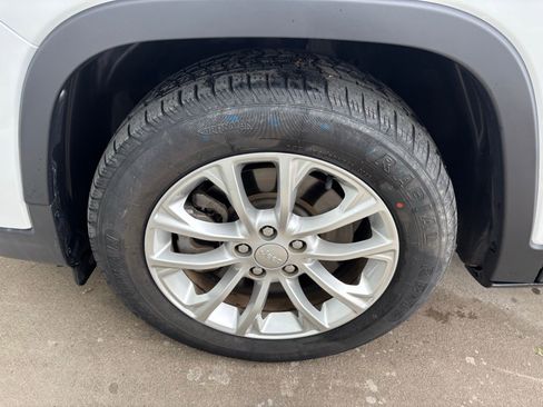 Used 2019 Jeep Cherokee Latitude w/ Popular Appearance Group image 12