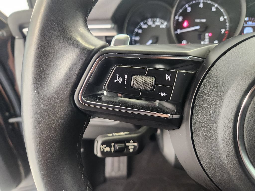 Used 2022 Porsche Macan AWD/4WD image 28