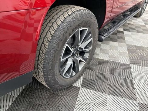 Used 2023 Chevrolet Suburban Z71 w/ Luxury Package image 20