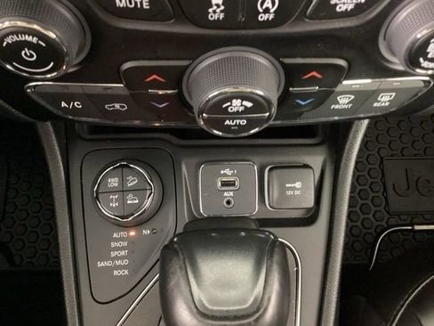 Used 2023 Jeep Cherokee Trailhawk image 30