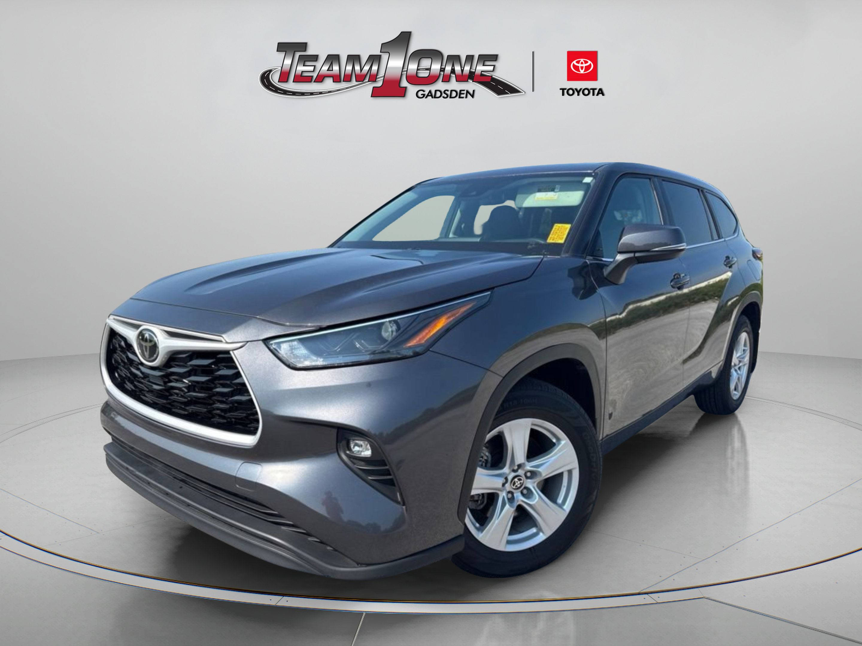 Used 2025 Toyota Highlander LE FWD image 5